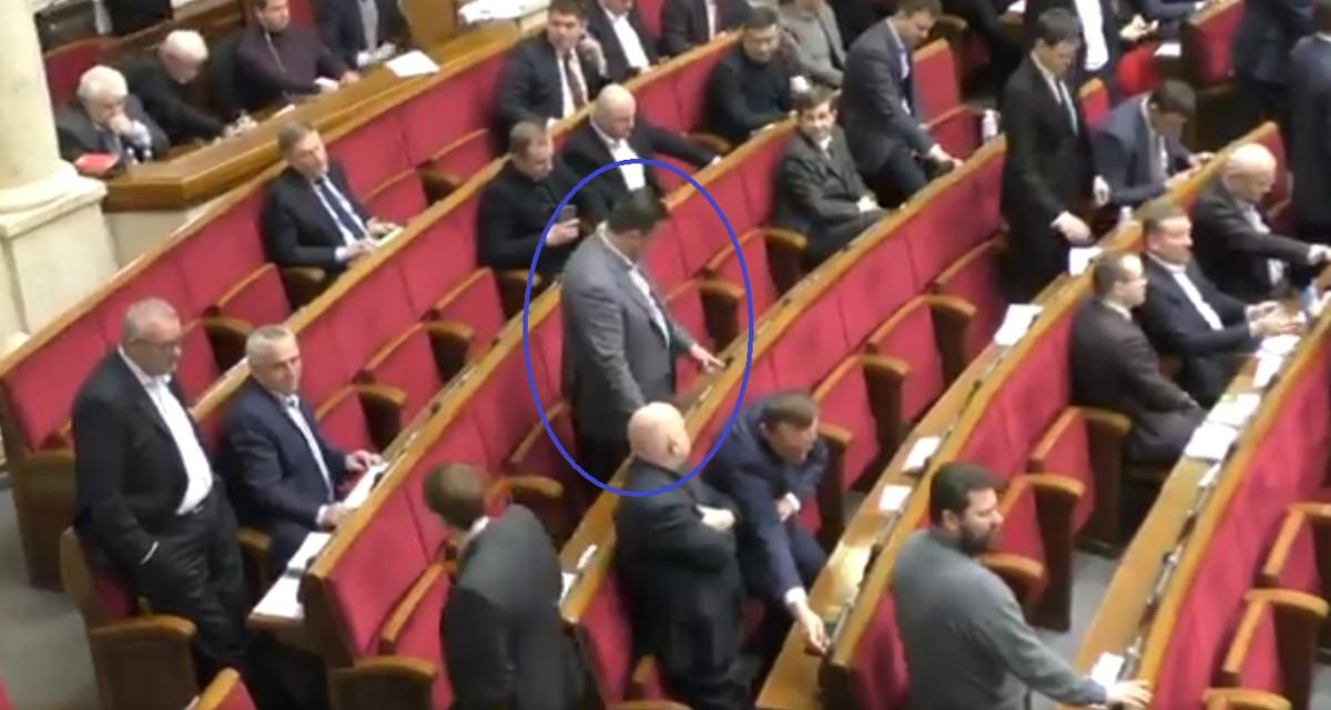 На видео можно увидеть, как депутат во время голосования начинает давить на кнопки своих коллег в сопровождении криков «Антон, Антон
