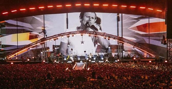 Святослав Вакарчук во время концерта День независимости с Океаном Эльзы призвал освободить незаконно заключенного в России украинского режиссера Олега Сенцова