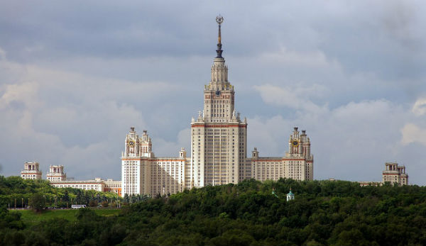 Мільярд рублів п'ятитисячний купюрами в висоту дорівнює головного будинку МГУ зі шпилем