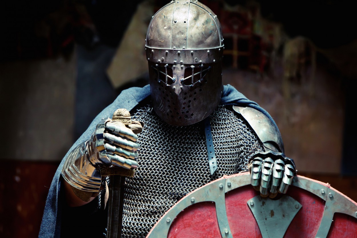 Багато банди в середньовічній Англії складалися з сімей, включаючи дружин з чоловіками і сестер з братами