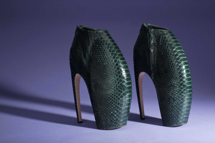 Однак сьогодні дизайнери іноді створюють такі приголомшливо жахливі туфлі: наприклад, Олександр Маккуїн створив 10-дюймові (25 сантиметрів заввишки) «туфлі-броненосці» в своїй колекції Весна-літо 2010, але моделі Саша Пивоварова, Наташа Полі і Лі Кершоу відмовилися від участі в показі, порахувавши взуття занадто небезпечною і агресивною