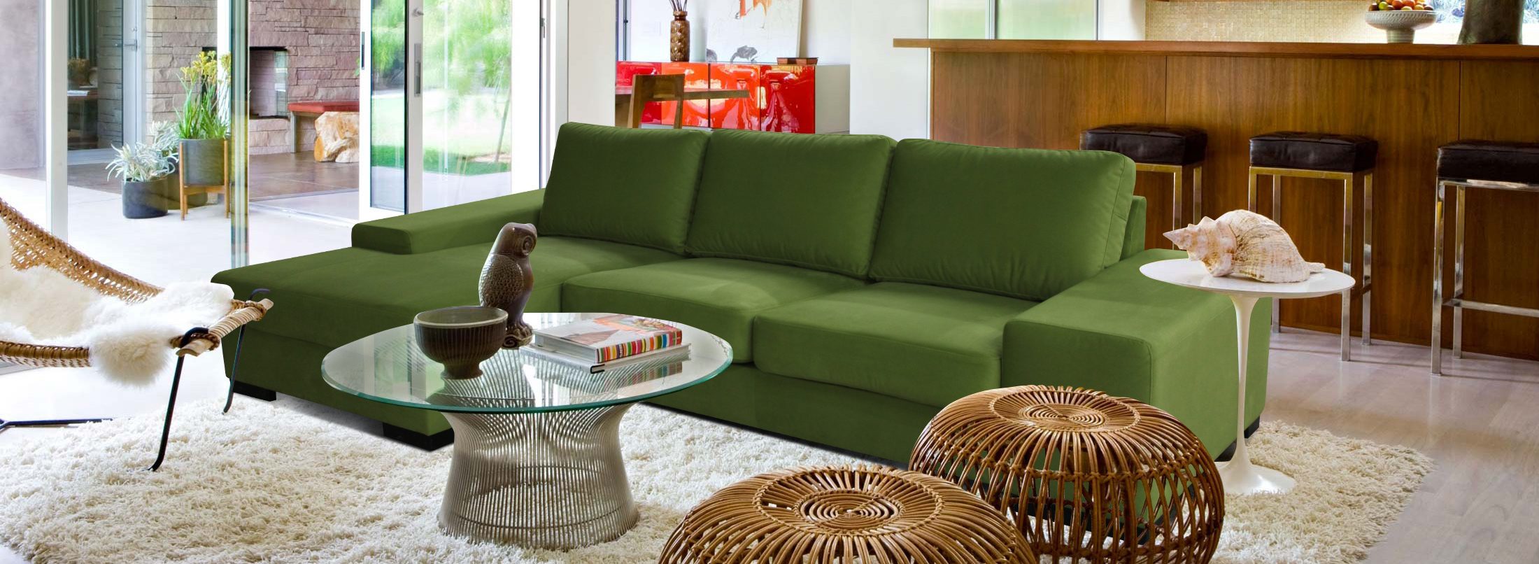 Журнальний столик біля дивана чи крісла може бути як центральним елементом декору приміщення, так і допоміжним доповненням до м'яких меблів