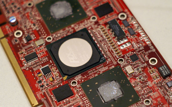 Дві графічні процесори RV670 оточують чіп моста PCIe - натисніть кнопку Збільшити