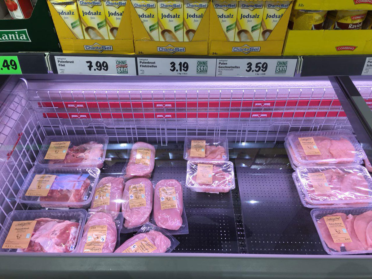 Ціни на овочі в мережевому супермаркеті «Лідл»   Путенбруст - це грудка індички, варто 3,19 € за 350 г   Ціни на всякий незвичайний хліб можна порівняти з московськими