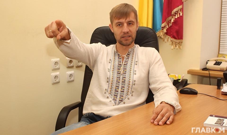 Журналіст зазначив, що автомобіль, на якому їздить нардеп Гаврилюк, призначений для використання в зоні АТО