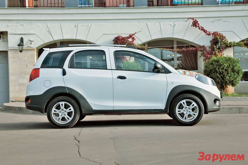 Chery IndiS і Renault Sandero Stepway - найдешевший з можливих способів забратися туди, куди іншим не під силу