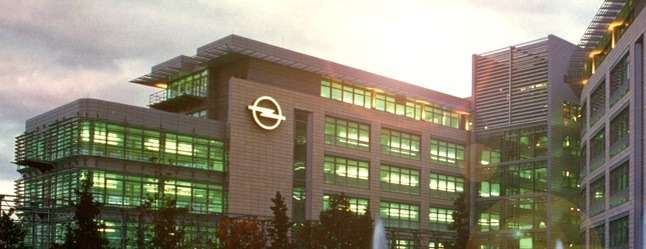 Передньопривідна модель з бензоелектричних силовим агрегатом і літій-іонним тяговим акумулятором дебютує ближче до кінця 2015 року