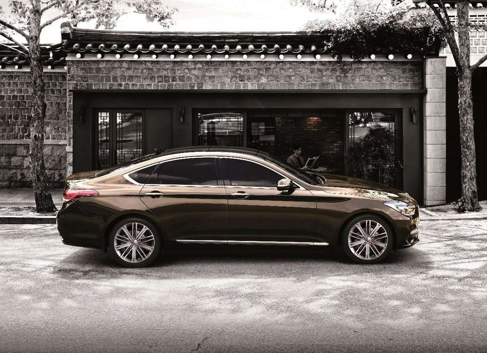 Це молодший брат седана представницького класу G90, який завод виробляє з жовтня минулого року