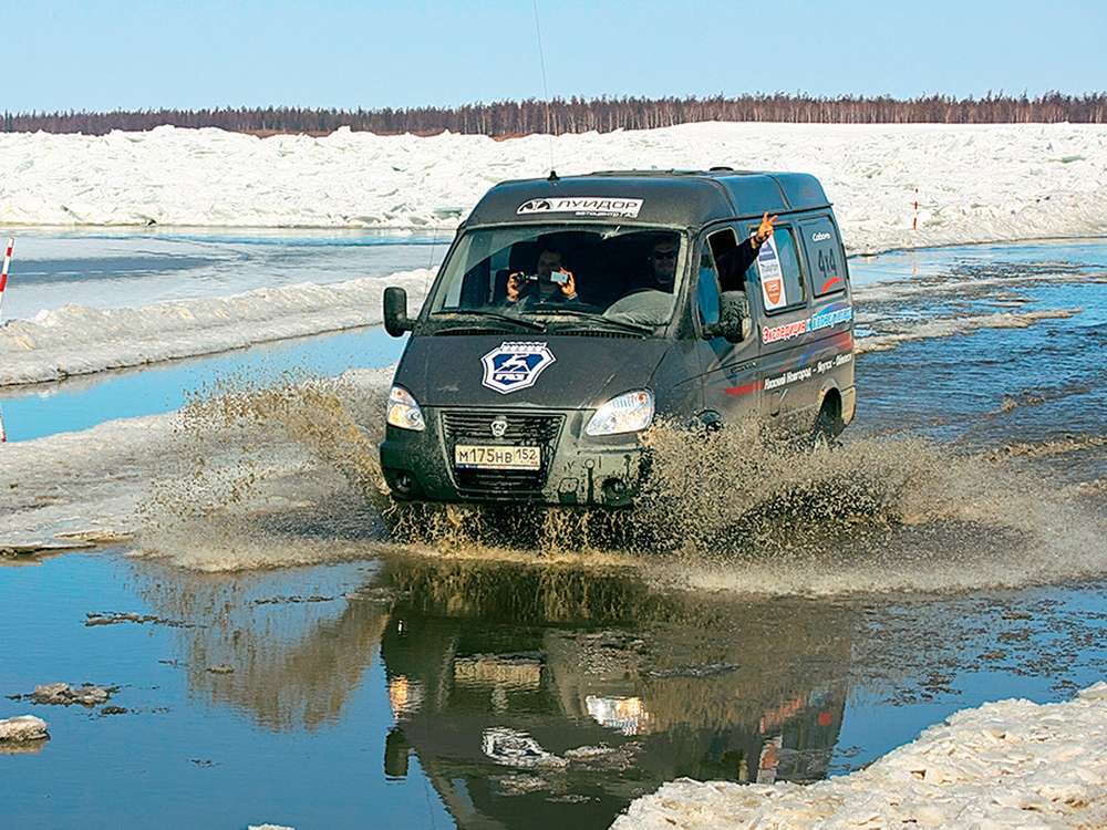З центральної площі Полоцька в бій пішли 43 екіпажу (28 в російському і 15 в білоруському чемпіонатах), з яких п'ять представляли команду «ГАЗ - За кермом - Спорт»