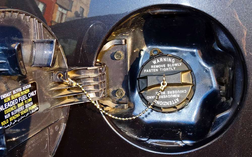 Їхав перед ним кросовер наскочив на бампер кабріолета Mini з несподіваними наслідками