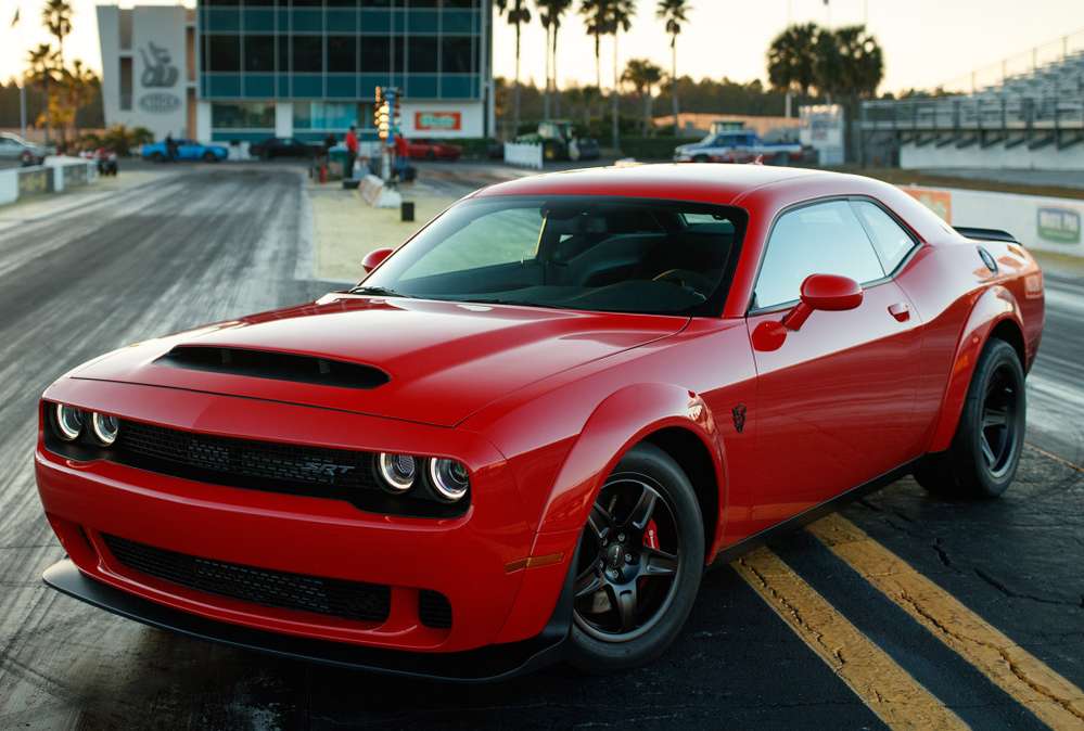 YouTube-канал британського відділення марки Jeep поповнився відеороликом з сутичкою не найбільш потужного Grand Cherokee SRT і шаленою довоєнної колісниці з «вісімкою» Hemi