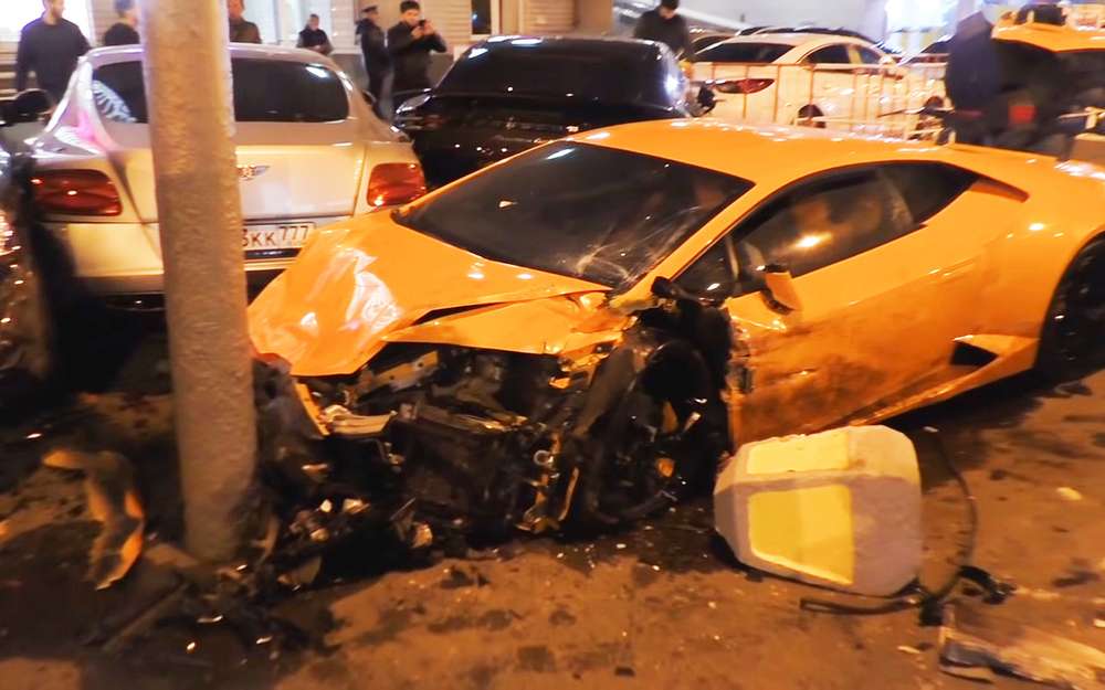 Поліція розшукує зірку серіалу «Інтерни» Іллю Гліннікова за те, що він поїхав з заправки, які не сплативши залите в бак його машини паливо