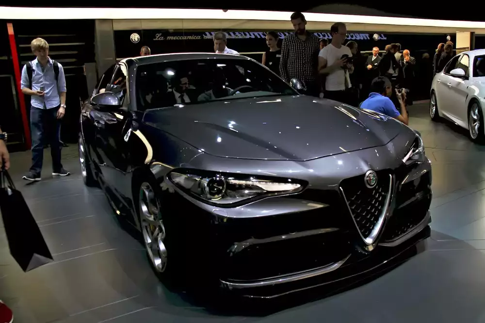 Мініатюрний міський кабріолет зі змішаним автоматично-ручним способом складання даху показали на Франкфуртському автосалоні після серпневої онлайн-прем'єри