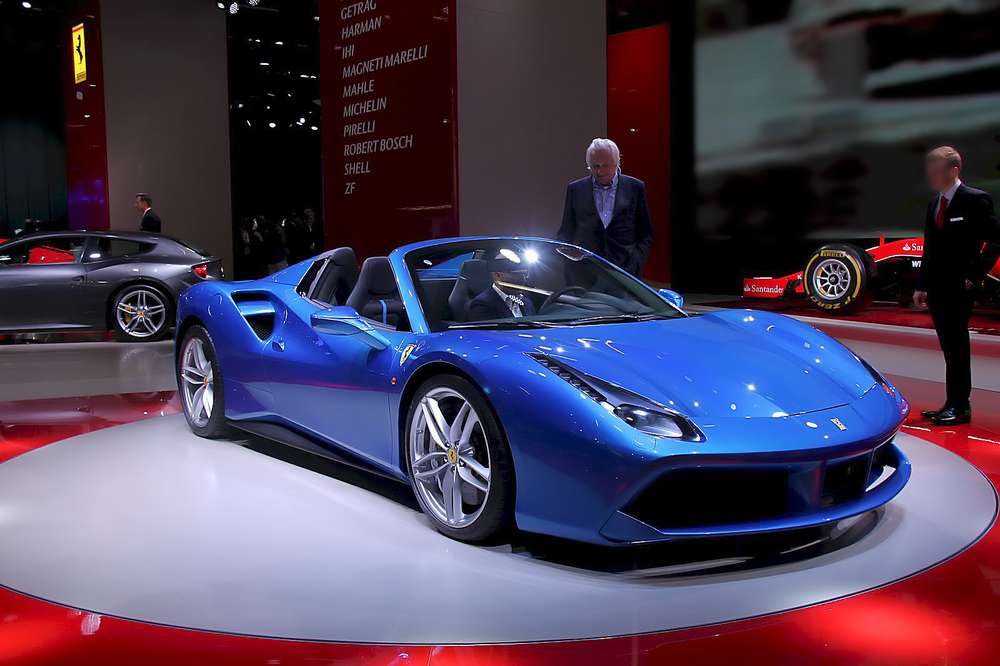 Автомобіль прискорюється до «сотні» за 3,9 с і вже обставив на тестових заїздах на Нюрбургринзі таких монстрів як Audi R8 і BMW M4