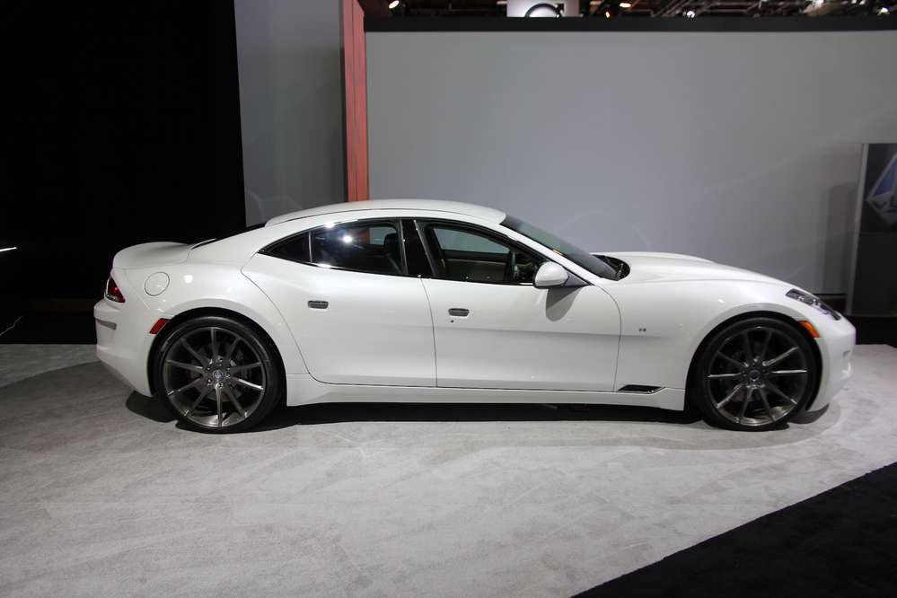 РФ» Артур Саруханов ухилявся від новинок-вантажівок, одночасно фіксуючи їх на фотокамеру