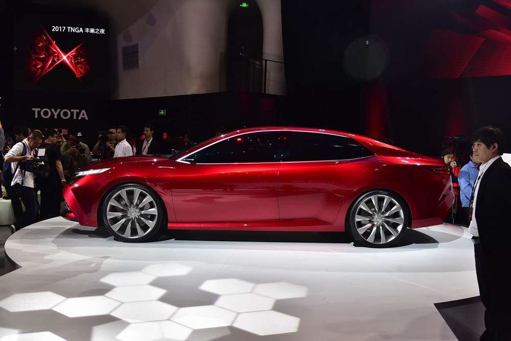 У Шанхай прибув модернізований флагман «трипроменевою зірки» з функцією автономного управління, рядними шестициліндровими двигунами і індексом однієї з модифікацій, як у легендарного W126