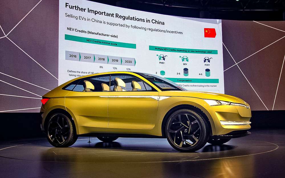 Напередодні відкриття Шанхайського автосалону Citroen влаштував окрему презентацію знаковою для себе моделі - среднеразмерного за європейськими мірками кросовера С5 Aircross