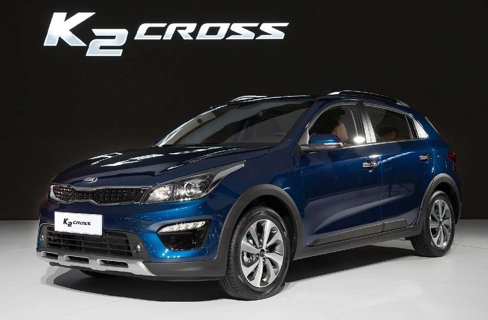 На Шанхайському мотор-шоу марка Foton представила вен Gratour, спрінтерообразний «автобус» Toano і повідомила деякі подробиці щодо російської лінійки