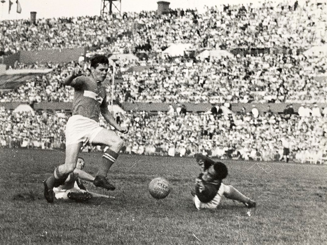 Прибіжиш додому, схопиш шматок чорного хліба, водою з-під крана запьyoшь - і назад у двір, знову м'яч ганяти