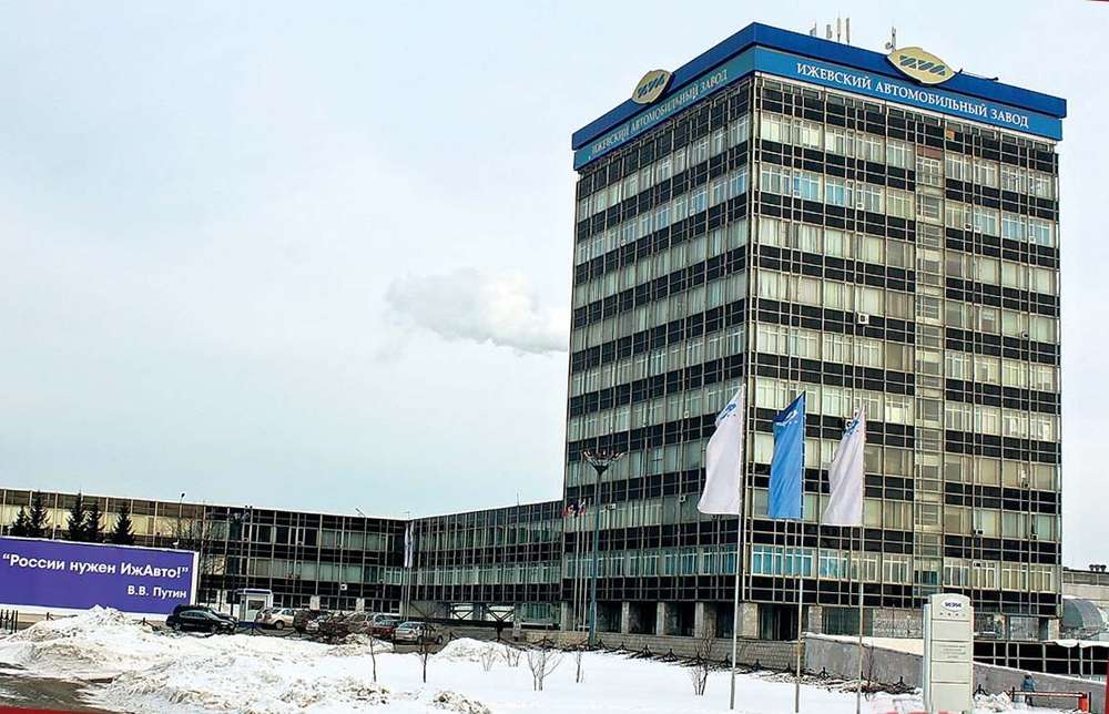 Однойменний седан, який лідирує по продажах в Росії протягом 20 останніх місяців, буде випускатися паралельно з ліфтбек на двох майданчиках - у Тольятті і Іжевську