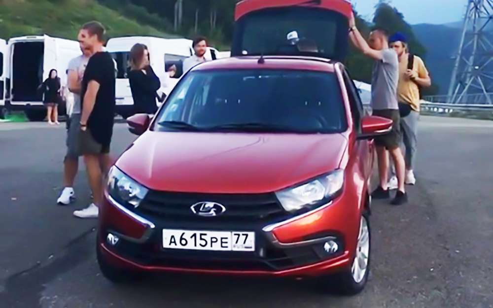 АВТОВАЗ опублікував тизер, присвячений новинкам, які будуть представлені менше ніж через місяць на Московському міжнародному автосалоні