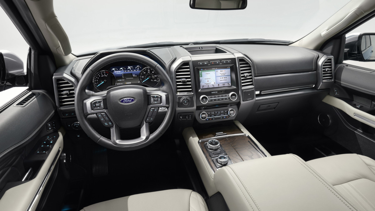 Інтер'єр Expedition 2018 також зазнав істотних змін, а місце морально застарілого важеля зайняла новомодна шайба вибору режимів роботи трансмісії