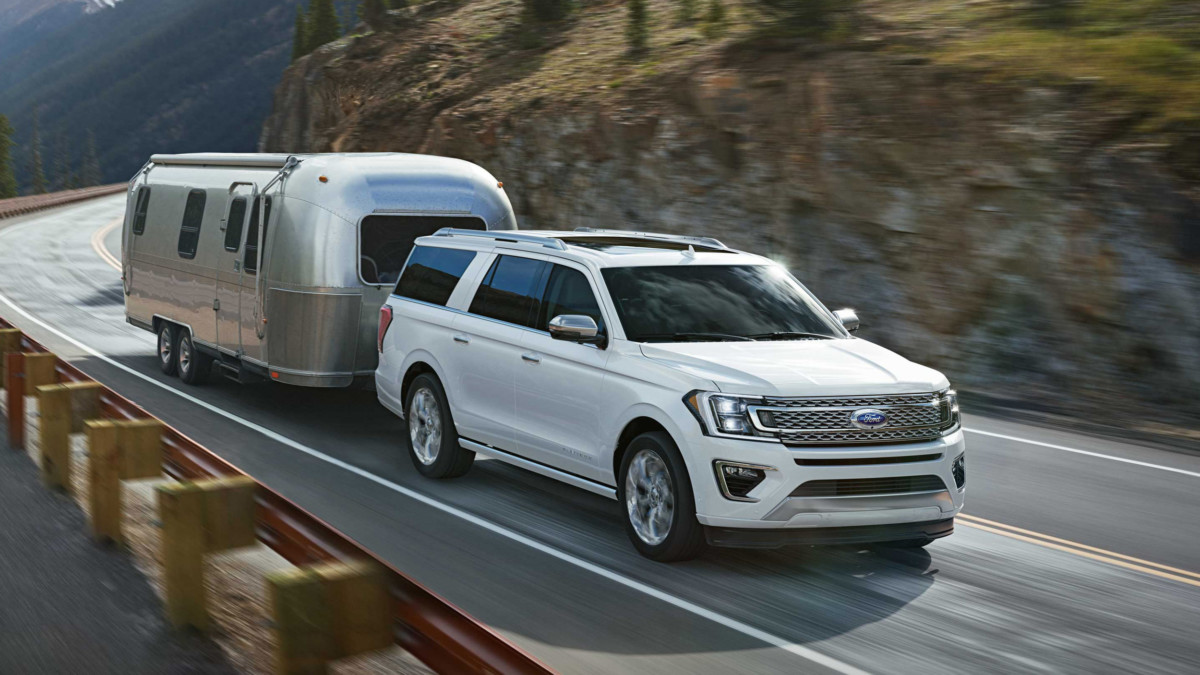 Двигун Ford Expedition - 3,5-літровий твін-турбо EcoBoost (як і раніше), але тепер він буде агрегатуватися 10-ступінчастим автоматом (замість 6-ступеневої)