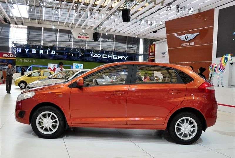 Екстер'єр машини розроблений майстрами італійської Pininfarina, український варіант буде пропонуватися у версіях хетчбек і седан