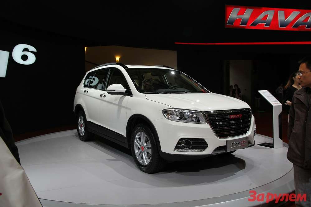 Кожен раз на стенді можна побачити скромну жінку, в якої нізащо не запідозриш президента компанії, щорічно випускає по 600 тисяч автомобілів