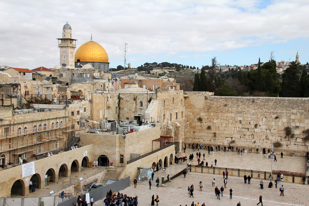 В   Єрусалимі   знаходяться головні релігійні пам'ятки Ізраїлю: Стіна Плачу, Храм Гробу Господнього і мечеть Аль-Акса