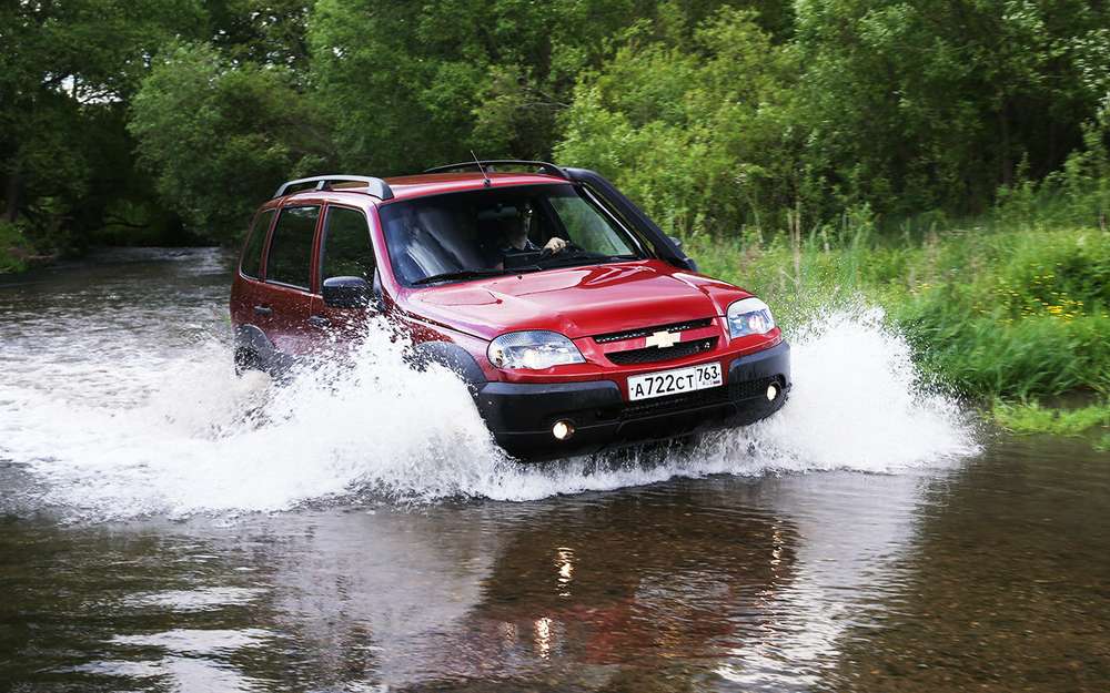 По суті, нове покоління моделі буде представлено трьома позашляховиками різного призначення: Defender 90, Defender 110 і Defender 130