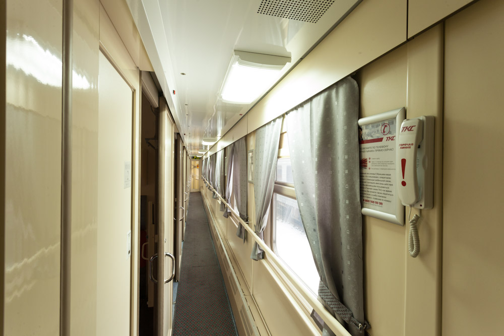 Два біотуалети з гігієнічним душем розташовані єдиним блоком в кінці вагона