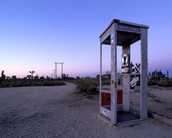 Одна з найбільш відокремлених телефонних будок в світі була встановлена ​​в пустелі Мохаве, Каліфорнія приблизно в 1960 році