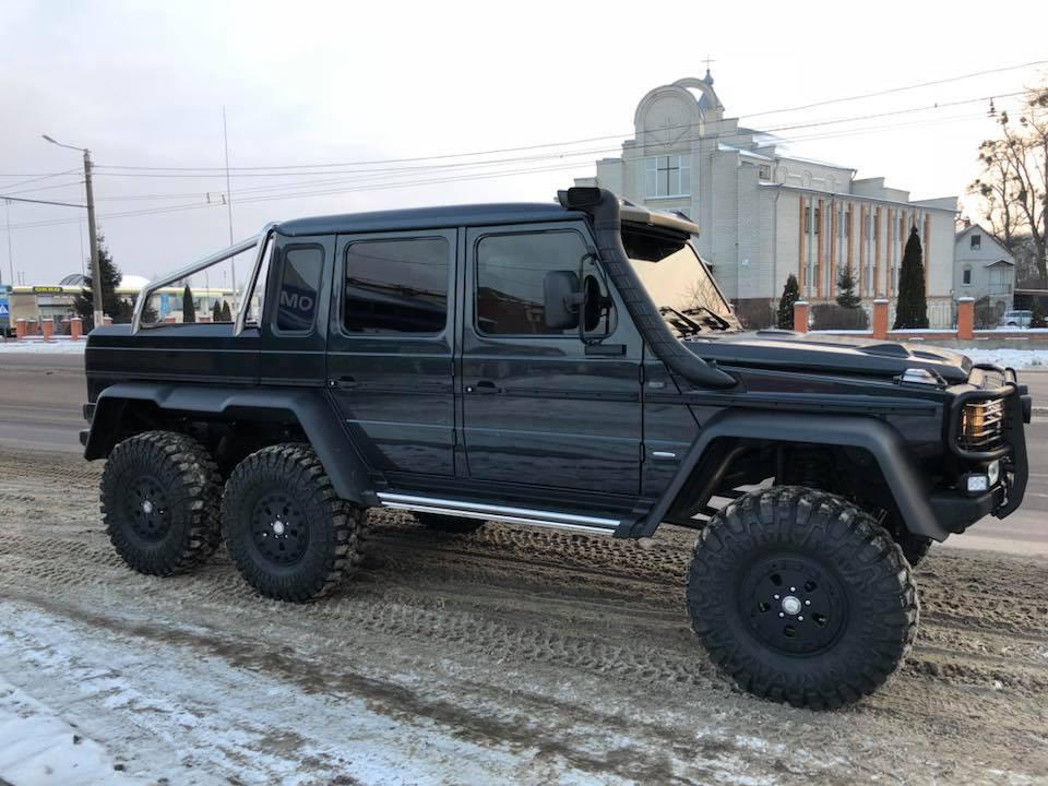 Також машина отримала величезні колеса, розширені арки, спеціальні пороги і інші необхідні атрибути