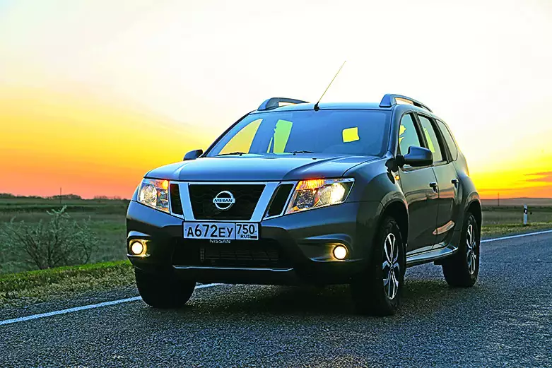 Сьогодні з ранку UAZ Patriot, Great Wall Hover H5 і, мабуть, найбільш очікувана новинка російського ринку цього року - Nissan Terrano - почали намотувати перші кілометри зі швидкісного кільцю