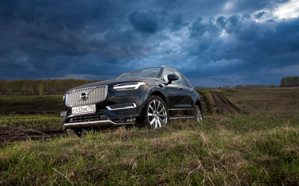 Перевіряємо позашляховики Land Rover Discovery, Audi Q7, Volvo XC90 та BMW X5 асфальтом і бездоріжжям