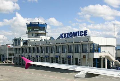 Аеропорт Катовіце знаходиться в ме6стечке Пижовіце, в 30 км від міста Катовіце