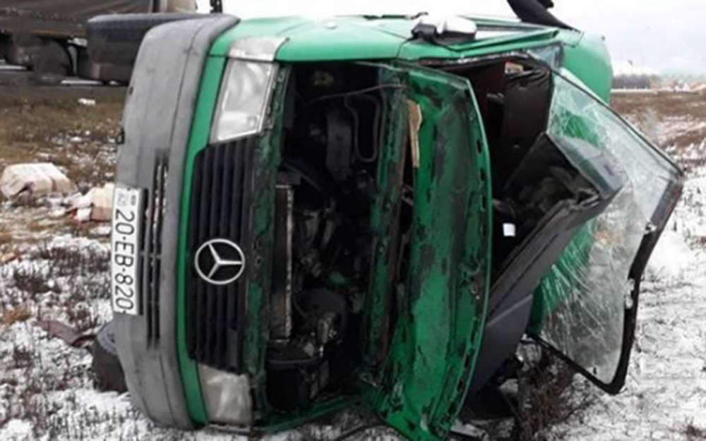 За словами представників місцевого відділення МНС, ДТП сталося через ожеледицю і недотримання швидкісного режиму