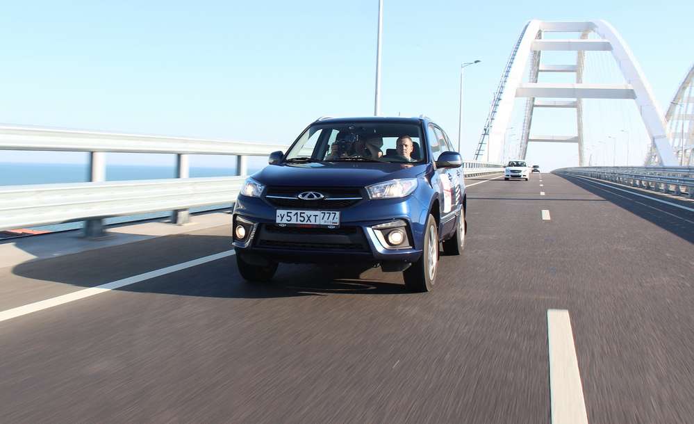 В аварії вантажного автомобіля з автобусом на трасі М-4 «Дон» двоє людей загинули, семеро отримали поранення