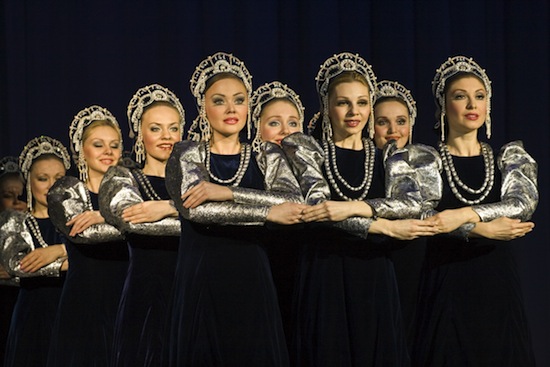 Русский ансамбль «Берізка» дивує світ плавним кроком, секрет якого ніхто не може розгадати