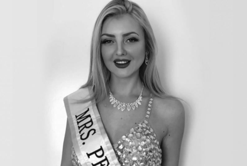 Всього було 15 учасниць, які демонстрували дефіле у вечірніх сукнях, і в купальниках, і проходили інші випробування