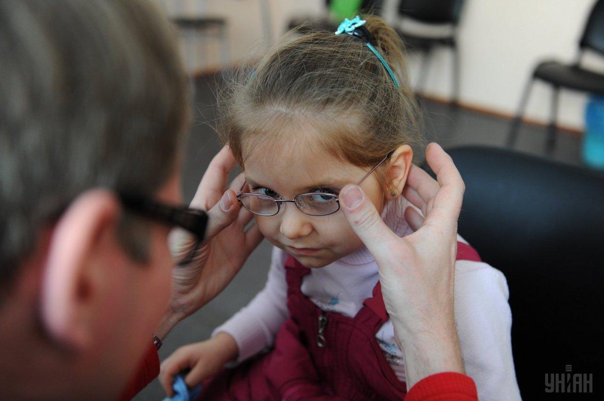 Разом з тим вчені підкреслюють, що рідкісне перебування на відкритому повітрі лише корелює з короткозорістю, але не викликає її