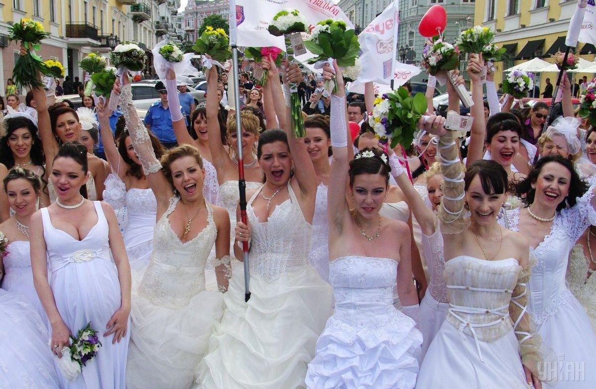 Сайти шлюбних агентств щомісяця заробляють тисячі доларів на спілкуванні іноземців з українськими дівчатами