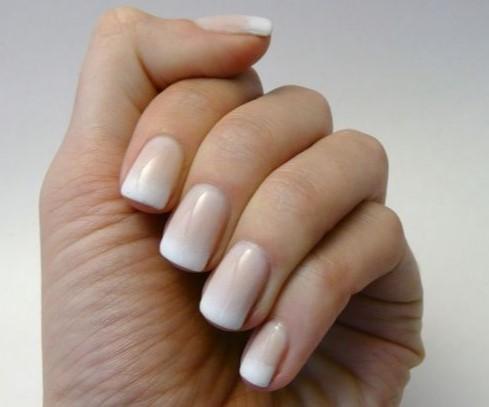 Метод найшвидшого французький манікюр можна робити як білими, так і кольоровими гелями, акрилами і гель-лаками
