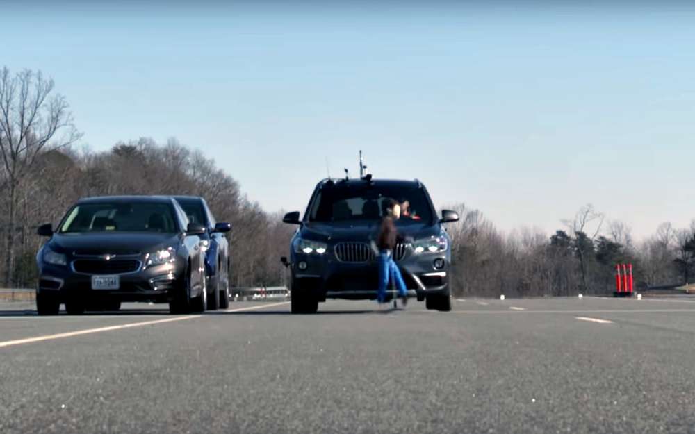 Решітка радіатора у машини стала більше, а «підборіддя» - квадратні, але це все той же X1