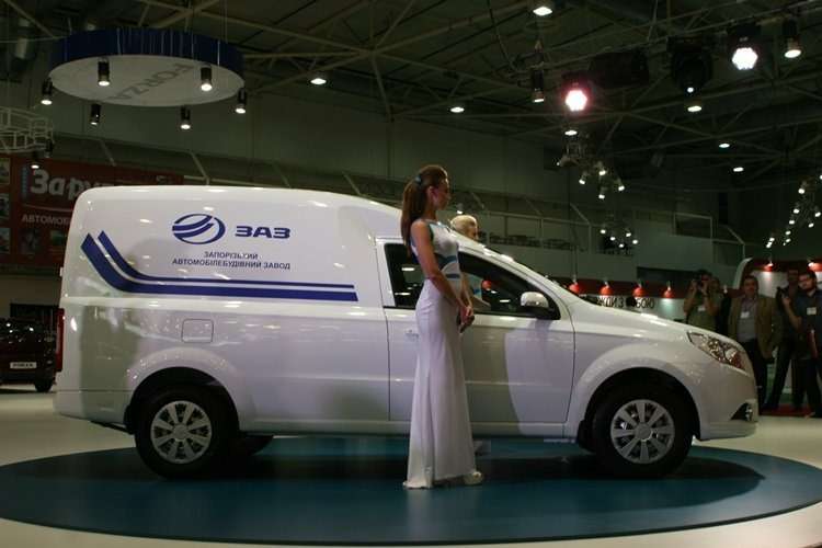 А в ці дні на київській виставці SIA'2013 заявлено: крім наслідків «пластичної операції» і «тюнингованного» назви (в нього додали Facelift), машина отримує важливі внутрішні зміни