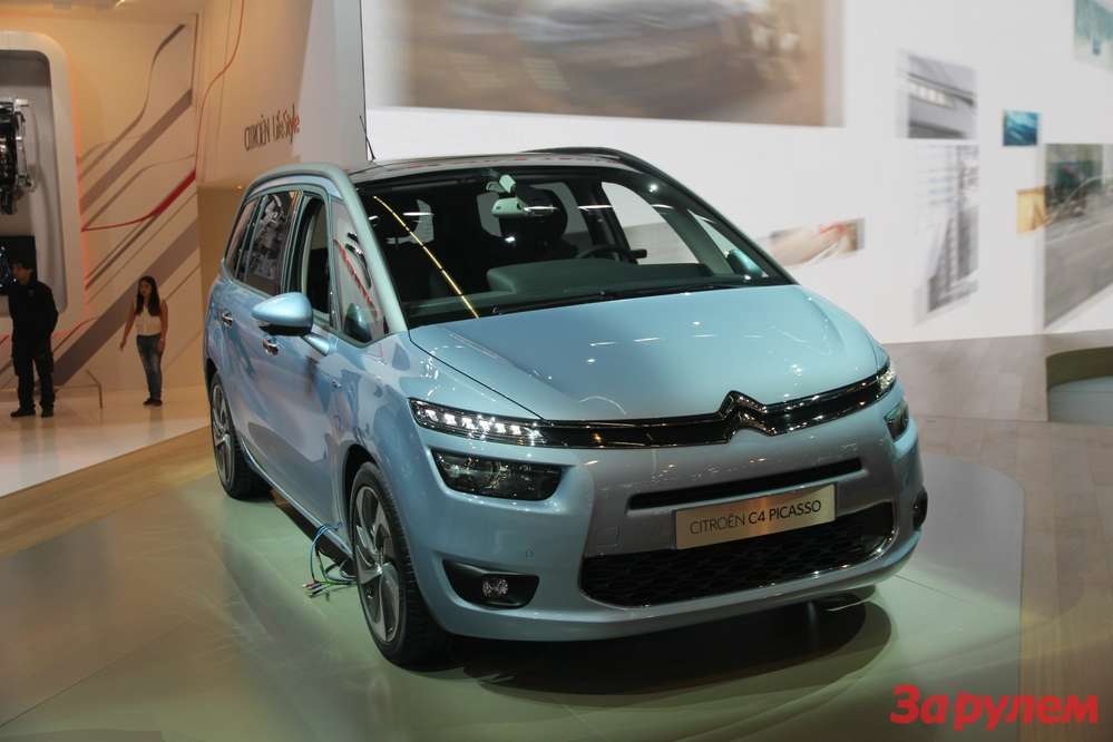 На 65-му мотор-шоу у Франкфурті офіційно дебютував задньопривідний среднемоторний суперкар Ferrari 458 Speciale