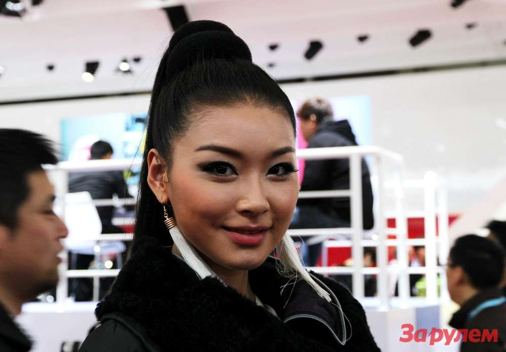 Корпорація FAW представила на Шанхайському автосалоні Besturn B50 і V5 з електричними двигунами