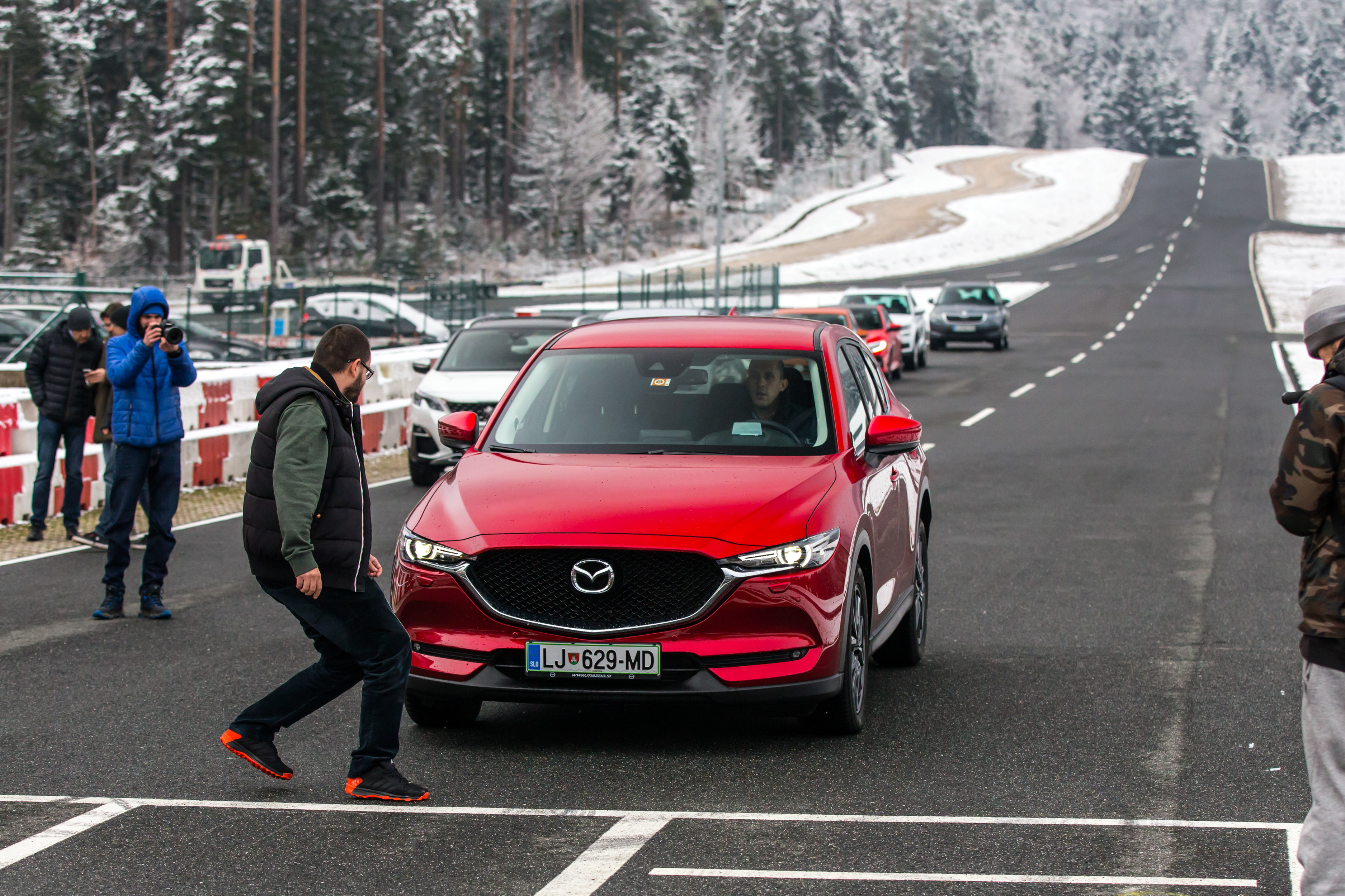 Родзинка вибору автомобілів у Словенії 2019 - як і у виборі словенського автомобіля року 2018 - знову відбудеться в середині січня у Центрі безпечного водіння AMZS у Вранському, де п’ять фіналістів спустяться на полігон, ретельно випробують, вимірять та порівняють їх - і нарешті вирішать про переможця