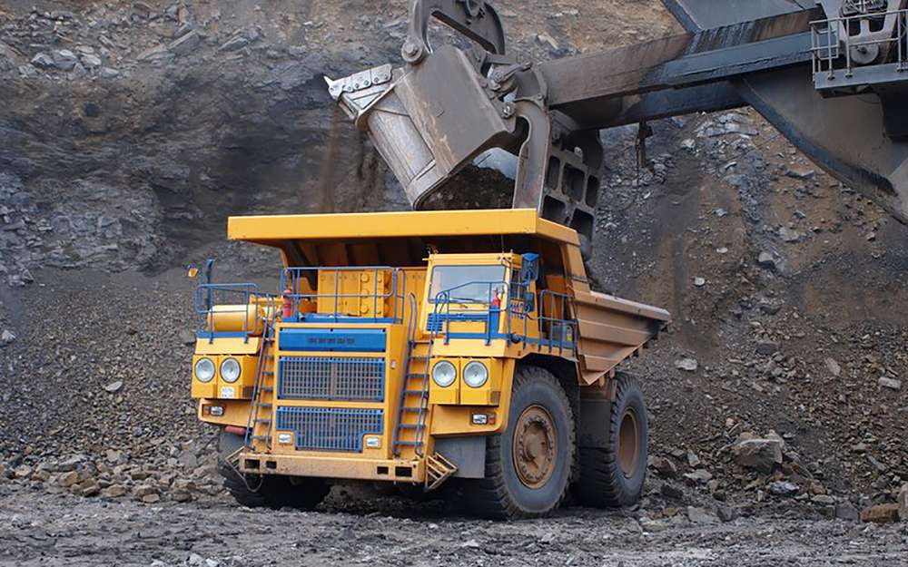 БелАЗ спільно з російськими компаніями зробив роботизовані самоскид і фронтальний навантажувач, які управляються дистанційно з будь-якої відстані - хоч 2500 км